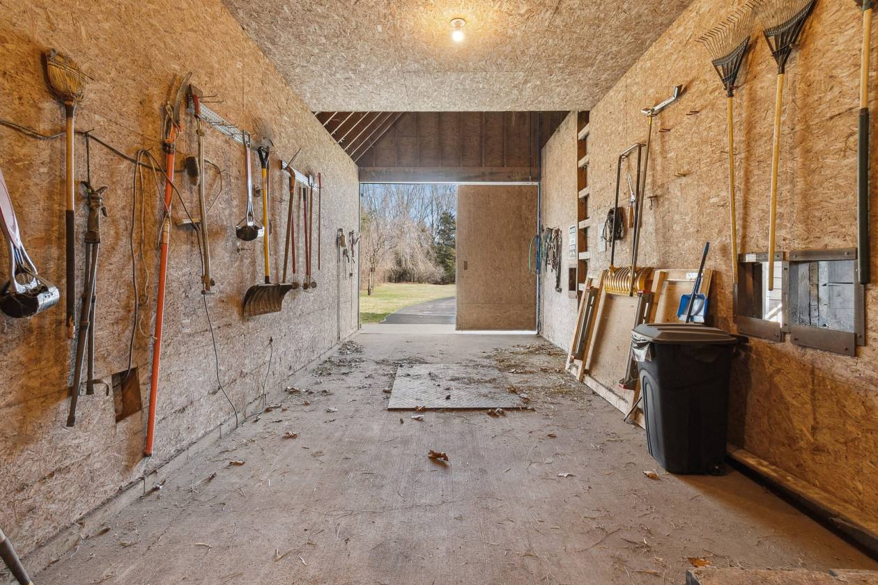 Beautiful equestrian estate on private all sports - photo 8