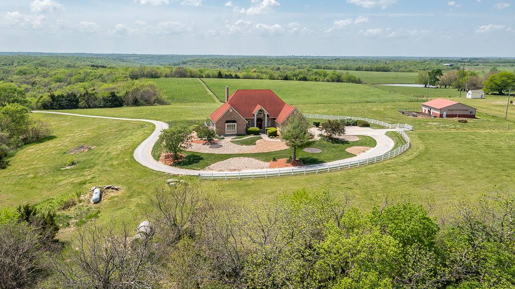 Exquisite Custom Ranch on 81.7 Acres - photo 8