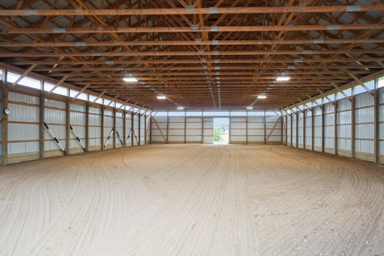 Distinctive Country Estate w 19 stall Horse Barn - photo 6