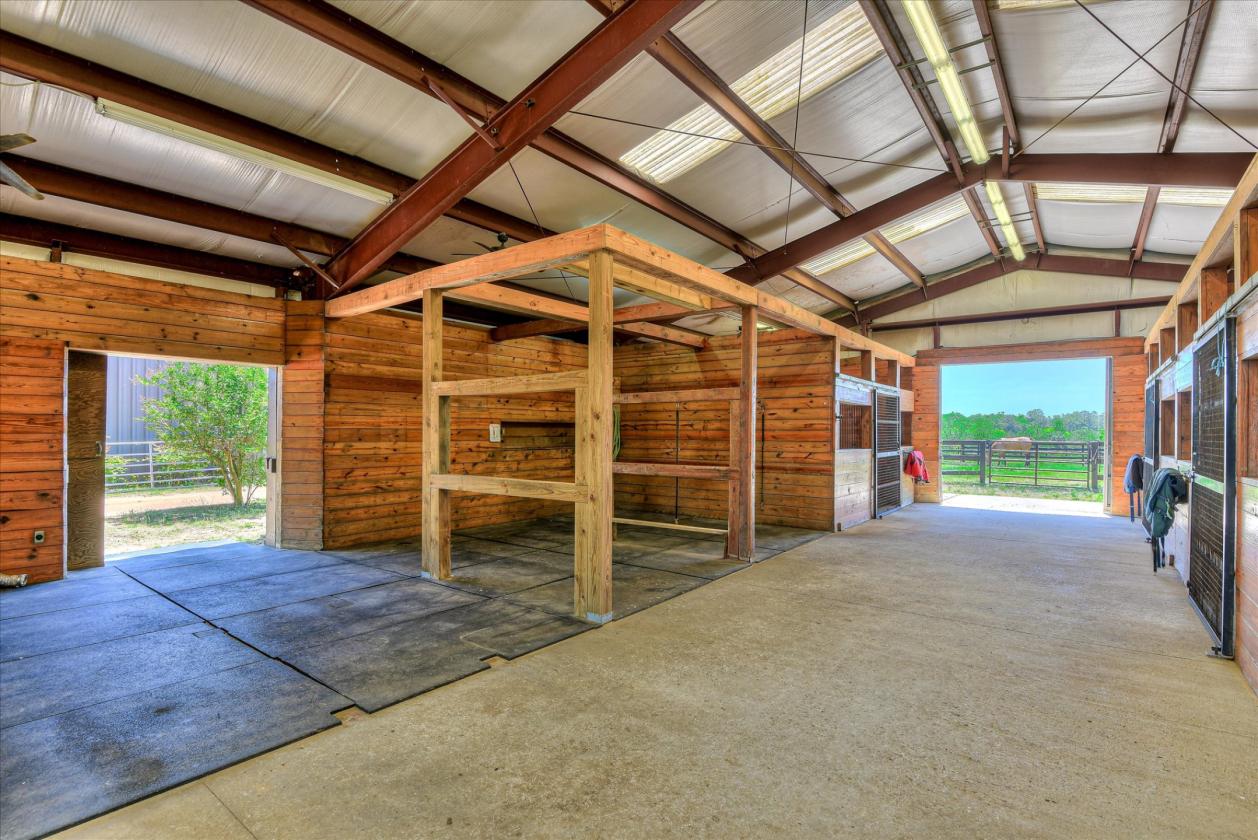 Exceptional 18.25-acre equestrian property - photo 7