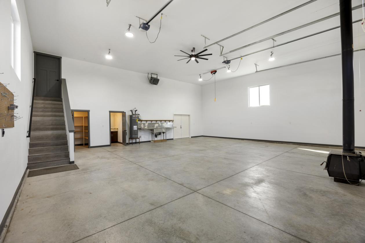 Custom Home on 3.49 Acres With Shop - photo 27