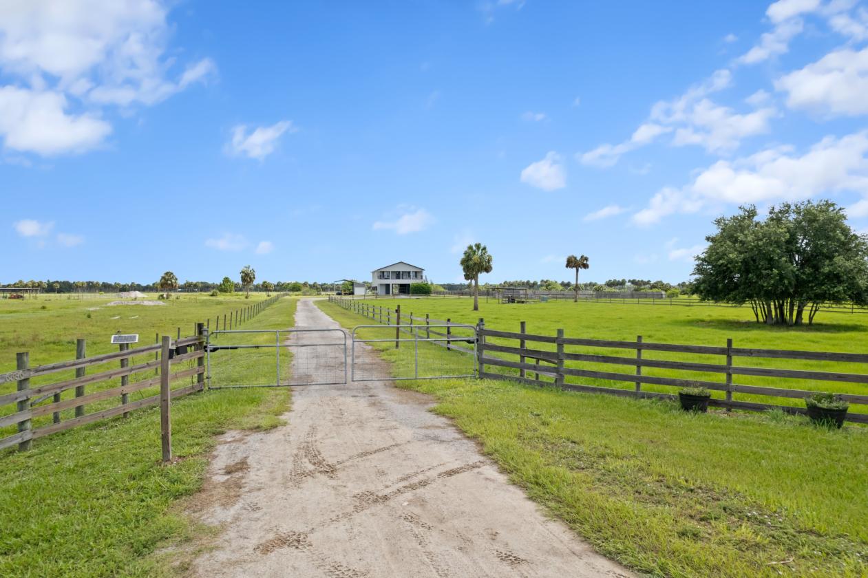 8 STALLS  •  8+ ACRES • ARENA • TURNKEY HOME - photo 10
