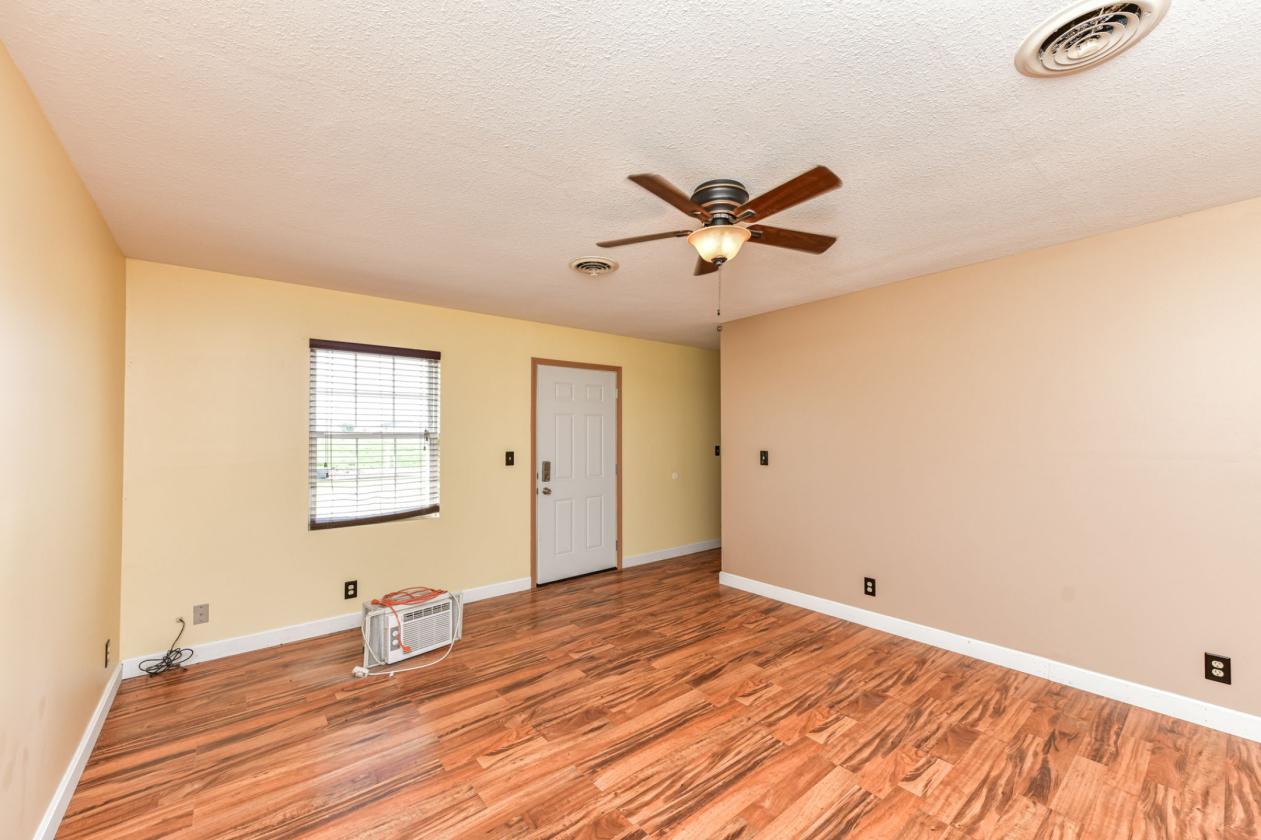 26 -Ac Horse Facility - Apartment, Lounge, etc - photo 22
