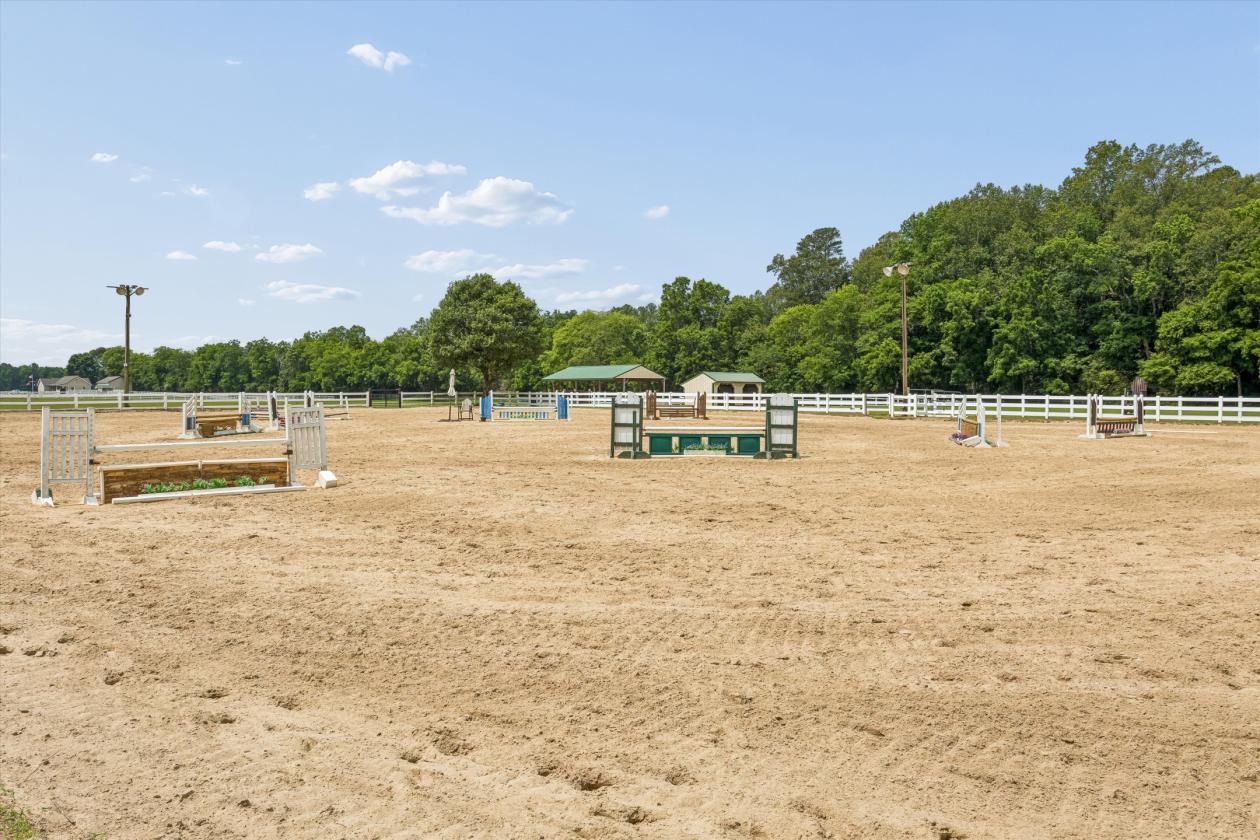Cedar Valley Farms Indoor arena, 37 stalls, 40 acres - photo 24