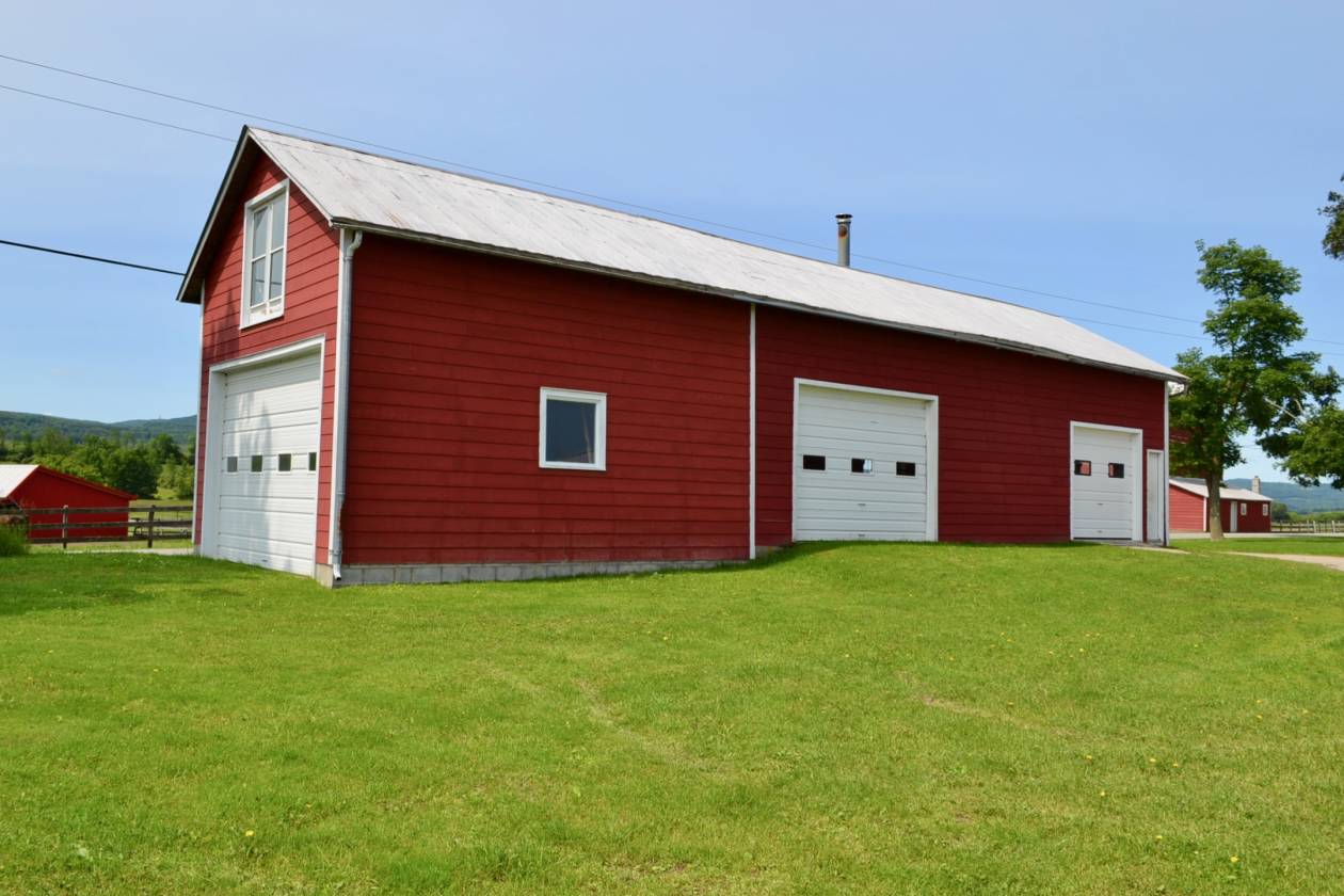 STUNNING HORSE FARM & FARM HOUSE WITH A VIEW... Canajoharie, Montgomery County, New