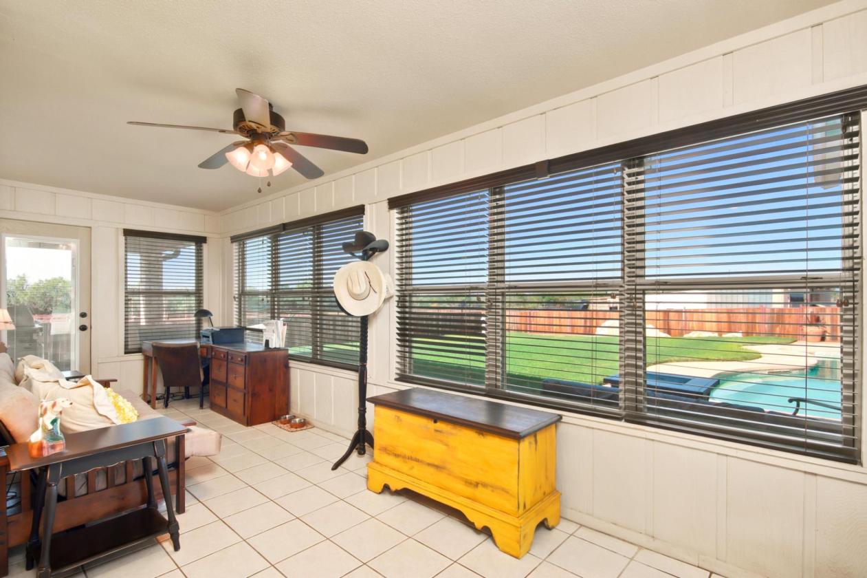 West Texas paradise with pool, barn & arena! - photo 14