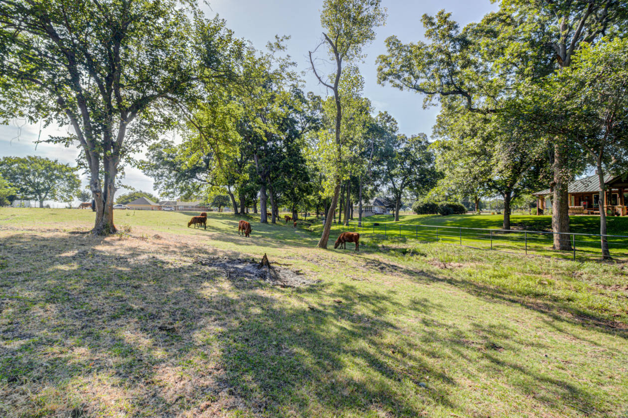 Right in the middle of horse country!! Beautiful rock home... Pilot Point, Denton County