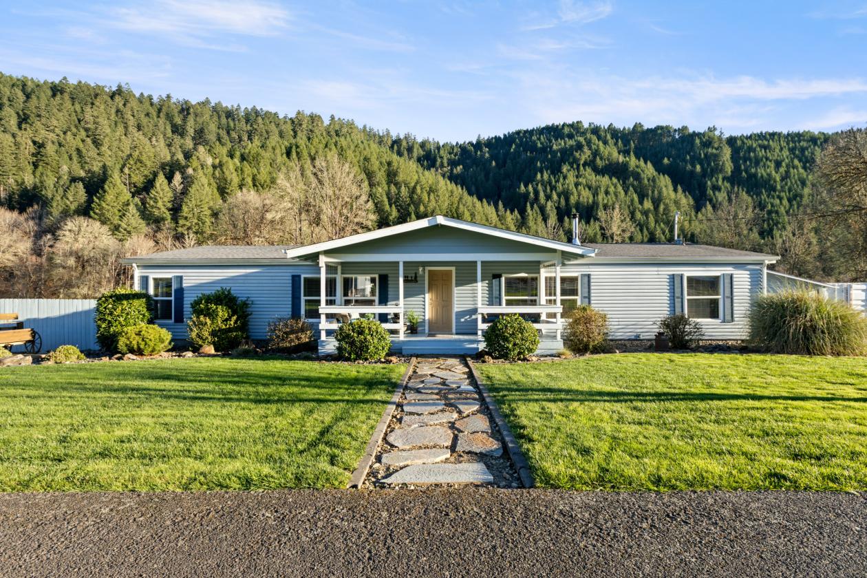 Experience True Country Living on This S. Oregon Estate - photo 2