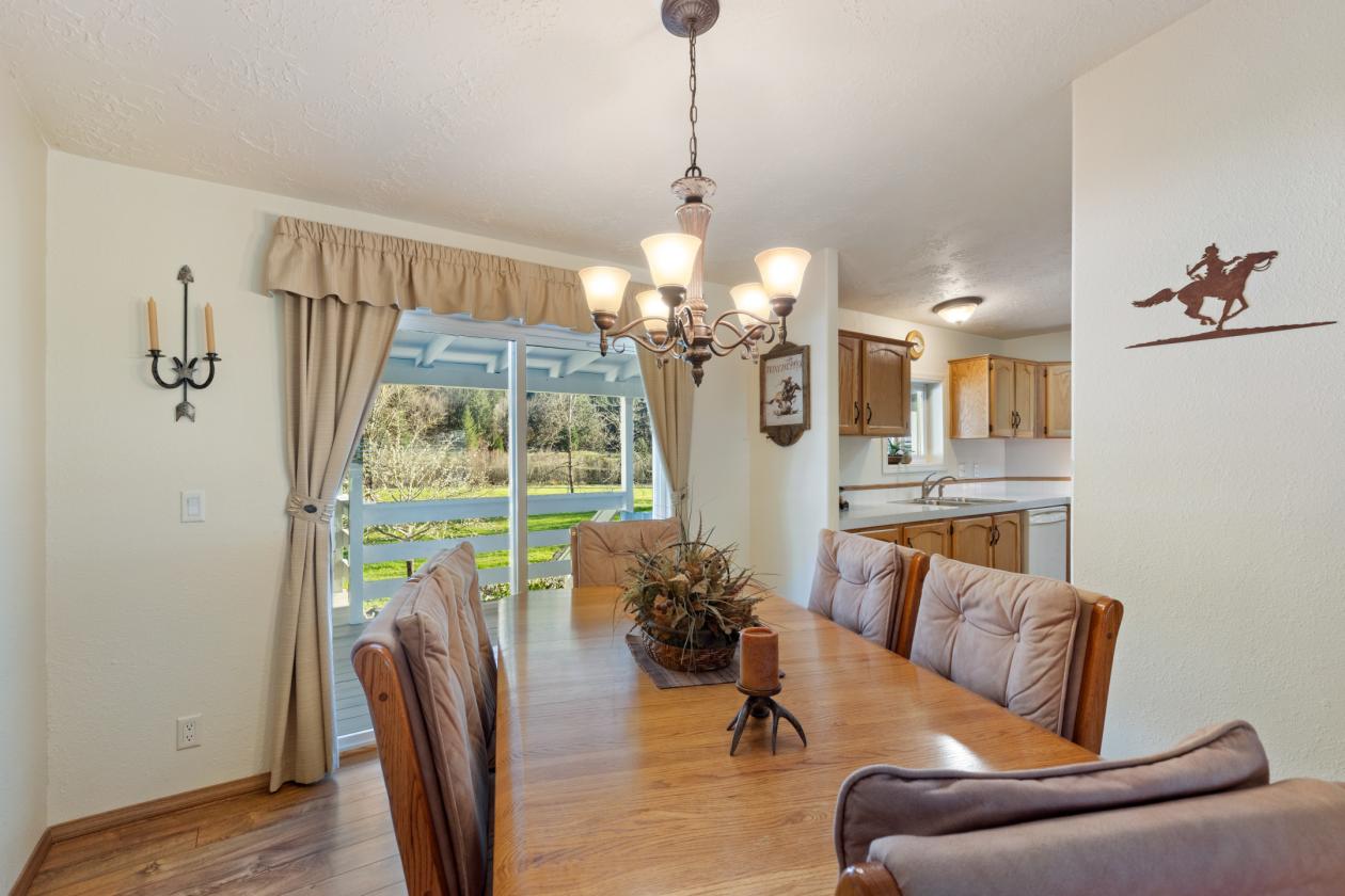 Experience True Country Living on This S. Oregon Estate - photo 13