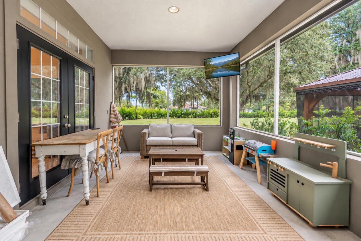 Restored 90s Chic Equestrian Estate - photo 23