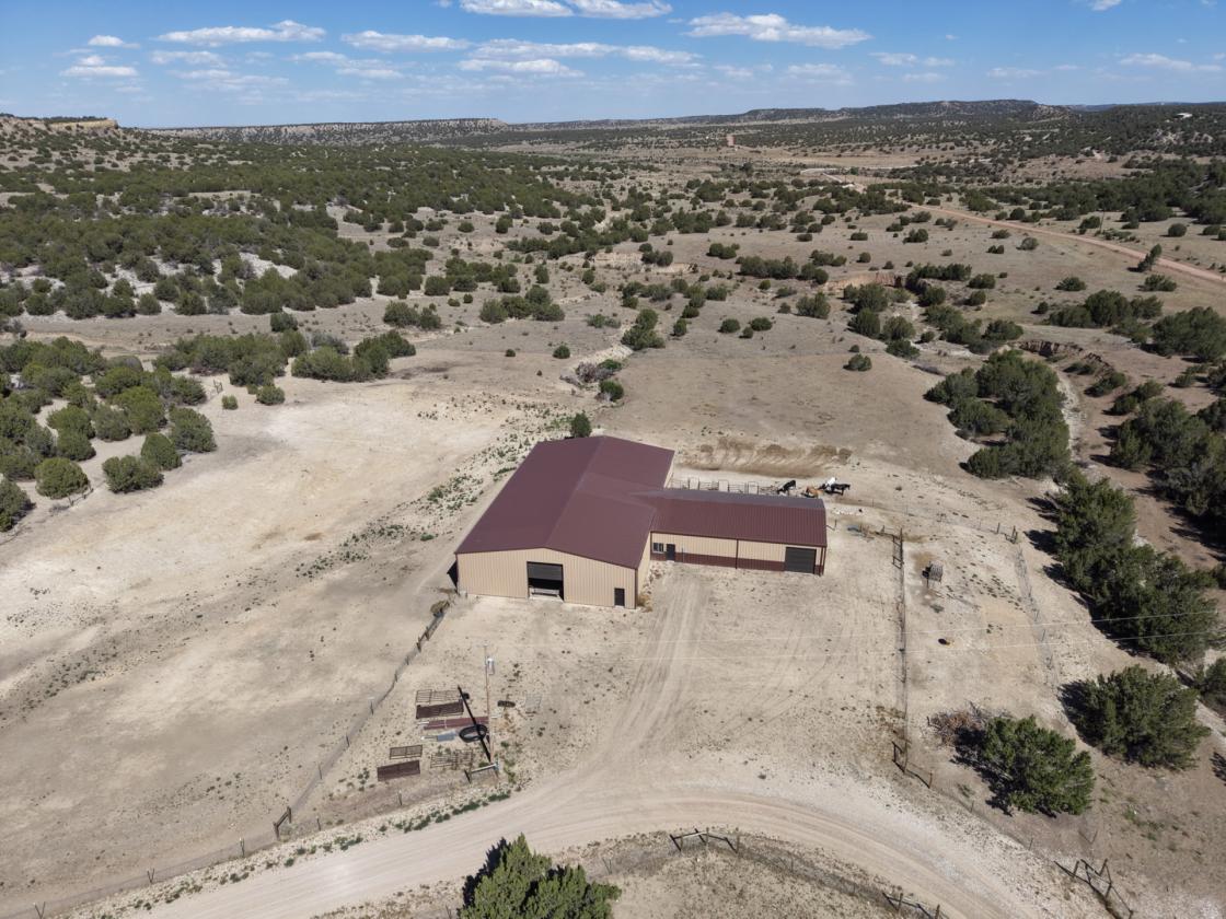 Custom Bardominium Home, New Barn, Indoor Arena! - photo 24