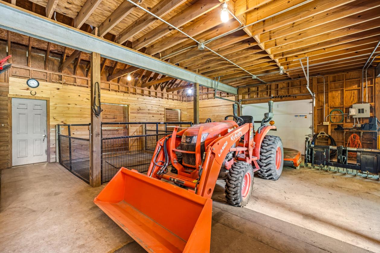 Equestrian estate with 40 acres - photo 26