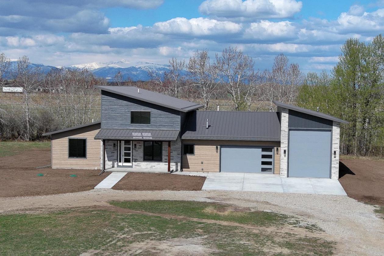 Stunning New Home w/ Mountain Views on 5.2 acres - photo 1