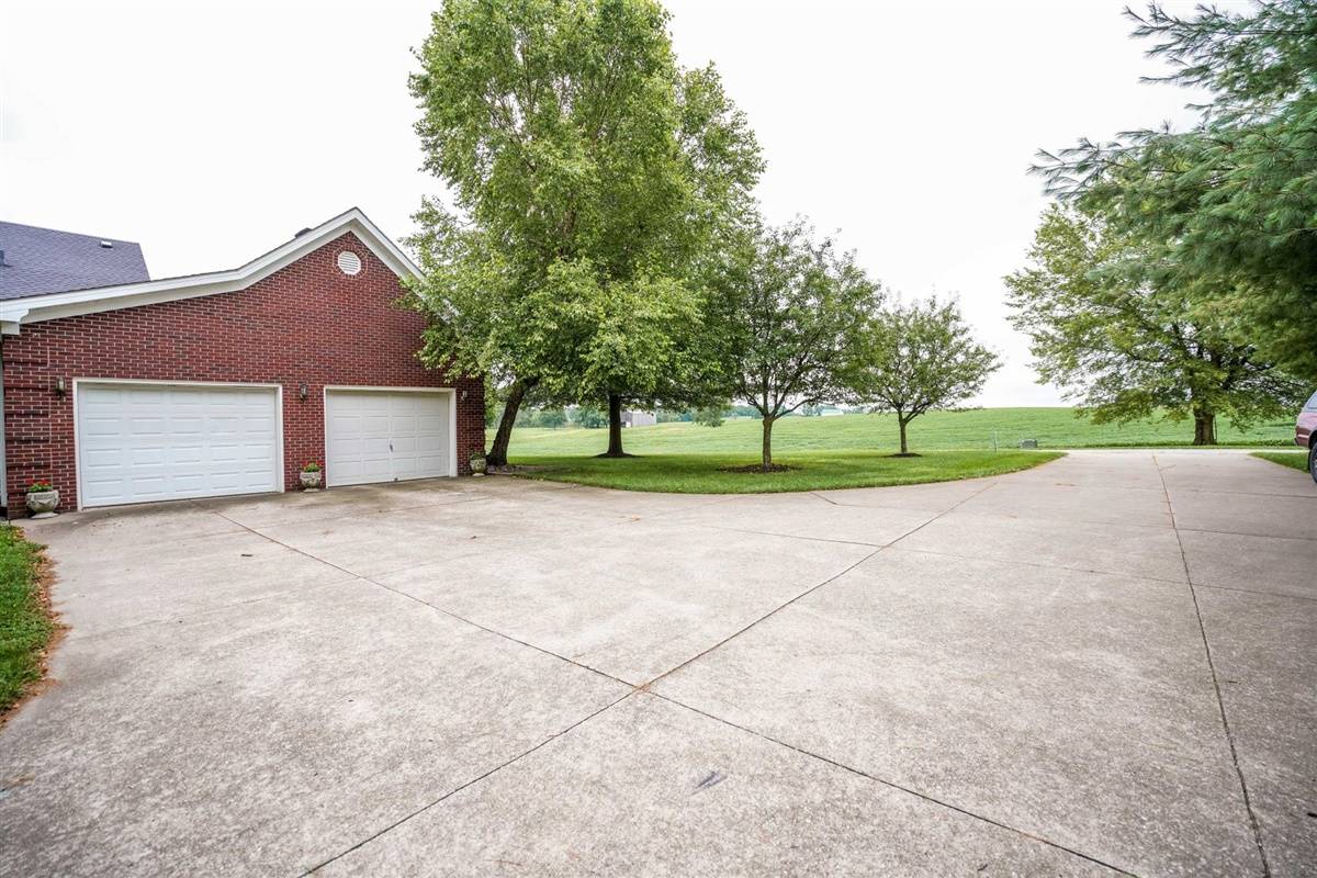 Beautiful Bloomfield KY Horse Farm with 3 barns / 12... Bloomfield