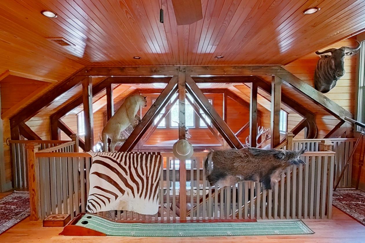 ONE-OF-A-KIND HOME IN EQUESTRIAN COMMUNITY - photo 10