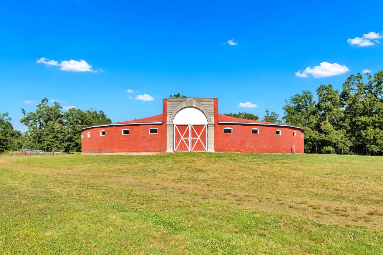 Rare Historic Round Polo Barn - photo 1