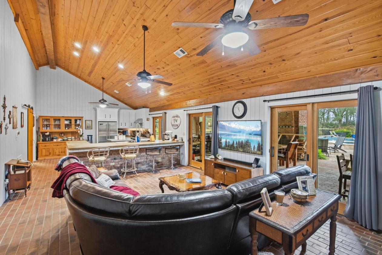 Extraordinary Luxury Equestrian Retreat on 7.1 AC - photo 21
