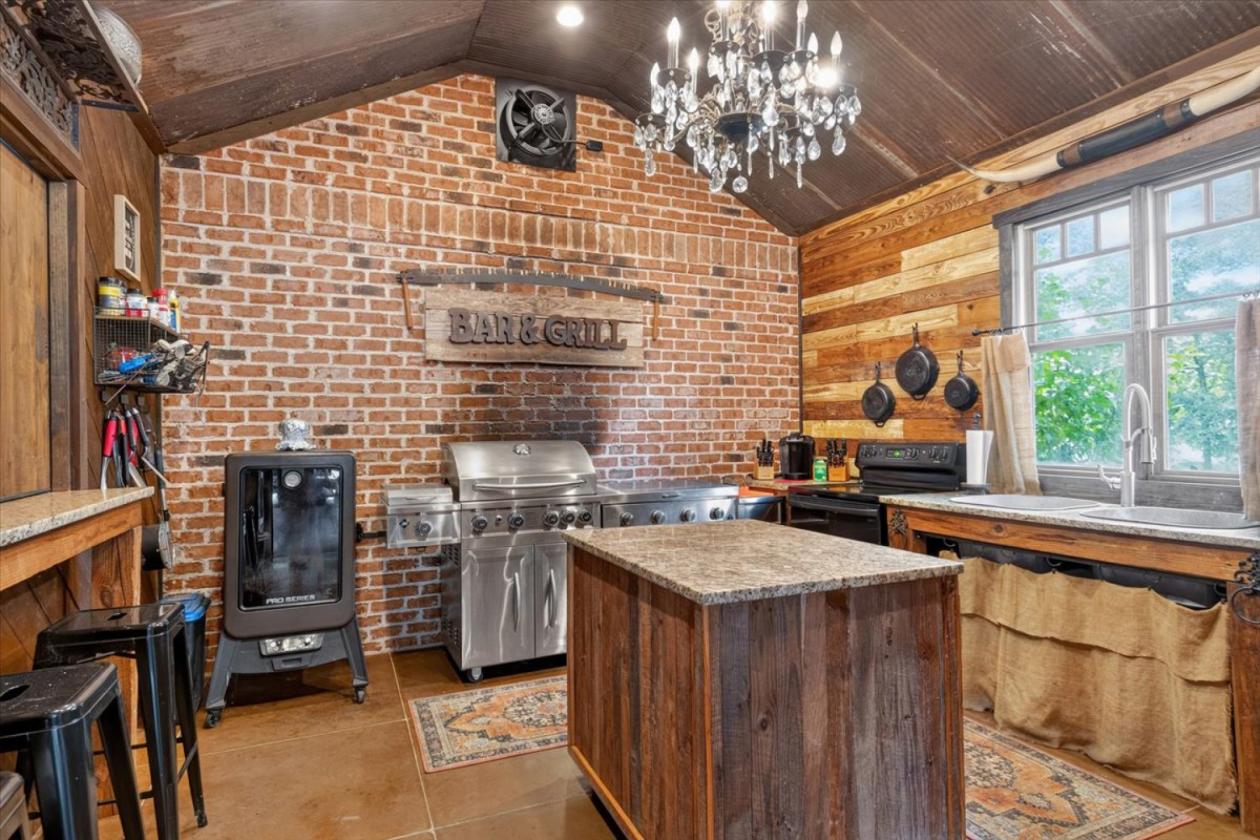 Luxury equestrian estate with 2 guest quarters - photo 12