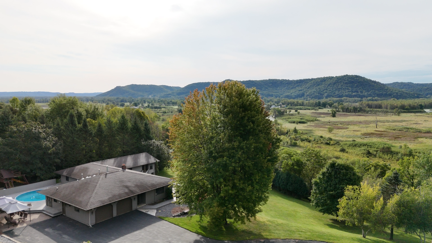 Executive estate on 9.5 wooded acres - photo 24