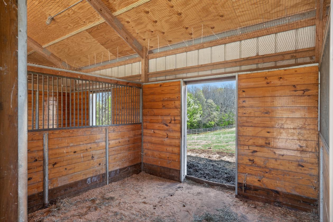 CLOSE TO TRYON Horse farm with 30+ kennel facility - photo 7