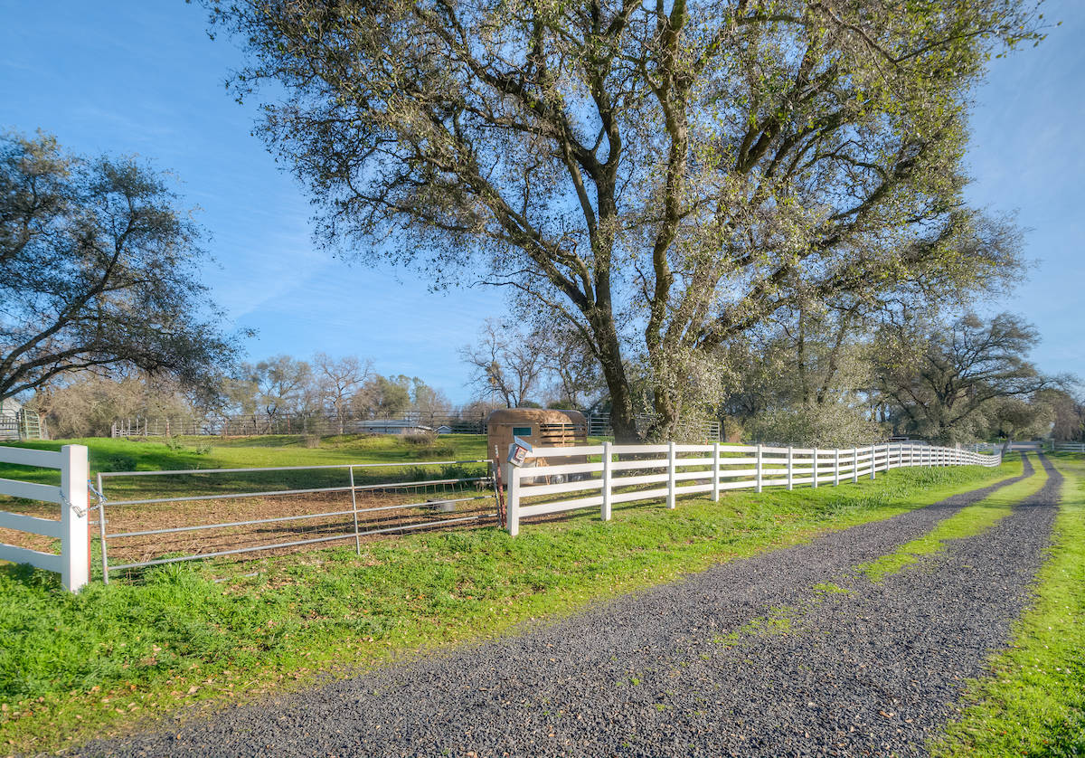 8.28 ACRES AND ROOM FOR THE HORSES!! Oroville, Butte County, California