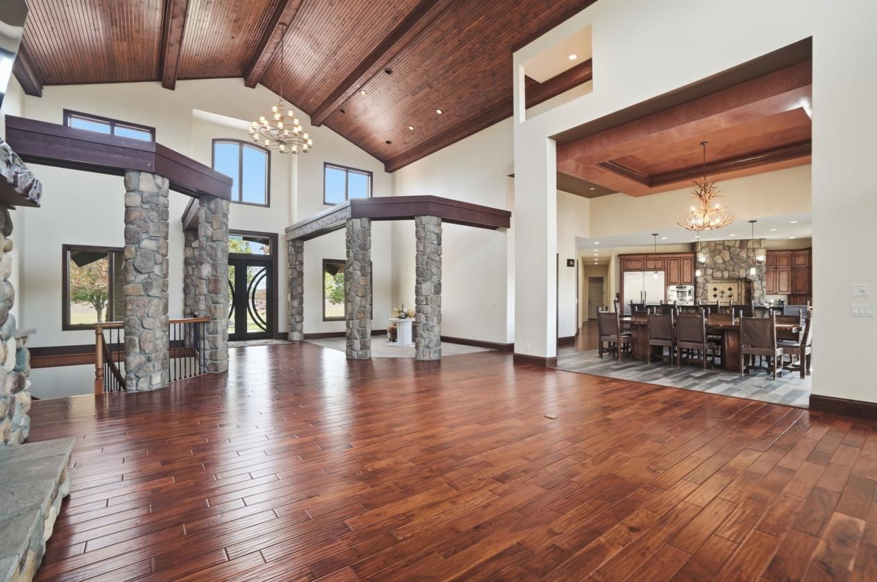 ASPEN-INSPIRED ESTATE ON 28 ACRES BACKS TO LAKE - photo 18