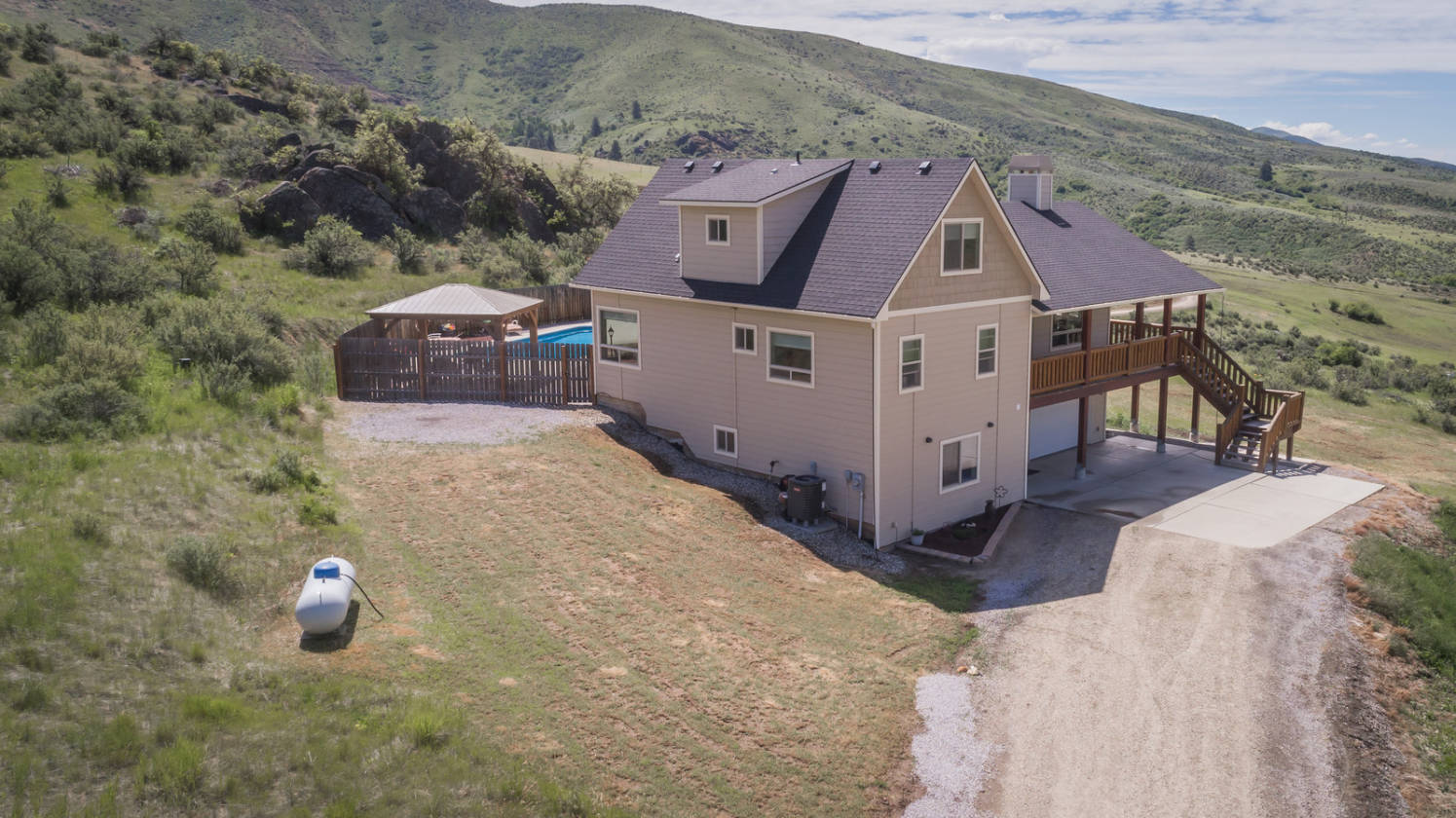 Great horse property with 2 Homes, next to BLM, and Boise National forest access Ola, Gem