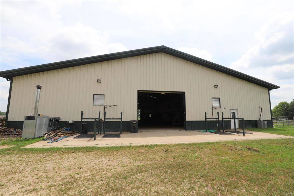 Equestrian Estate at the edge of Farmington, Missouri