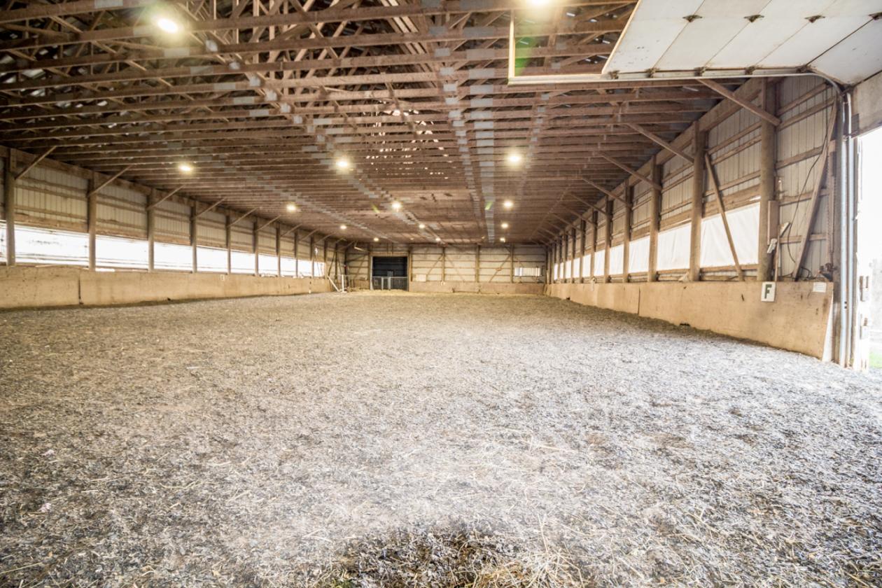 House, Loft, Arena & 17 Stall Barn - photo 10