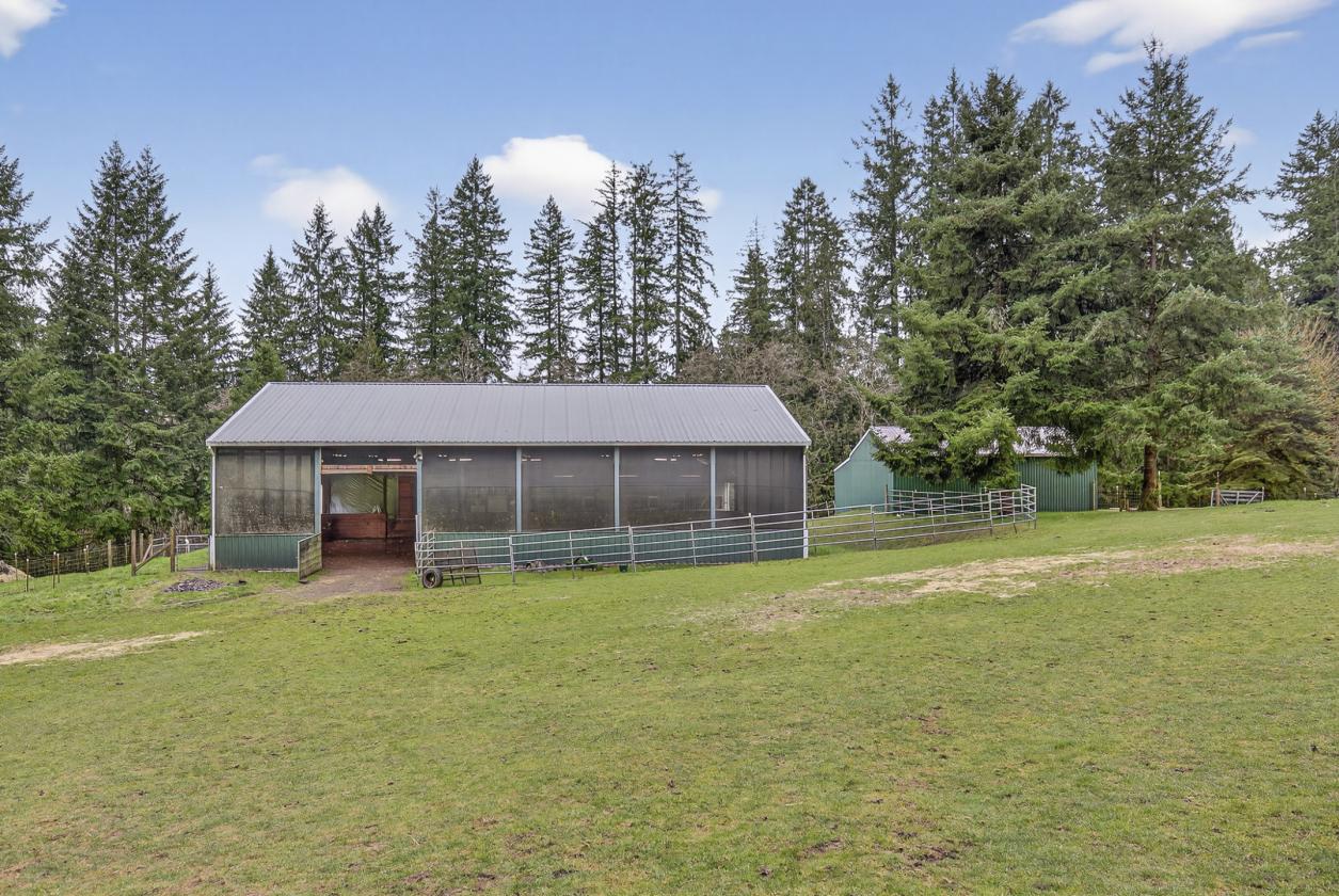 2 Barns with Lighted Arena & 3 Oversized Stalls - photo 2
