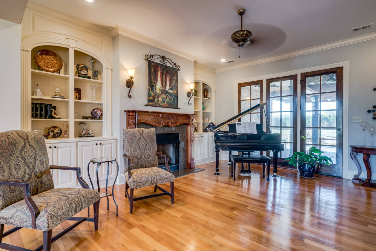 Country Estate on 19.3 Acres 45 minutes from Downtown... Williston