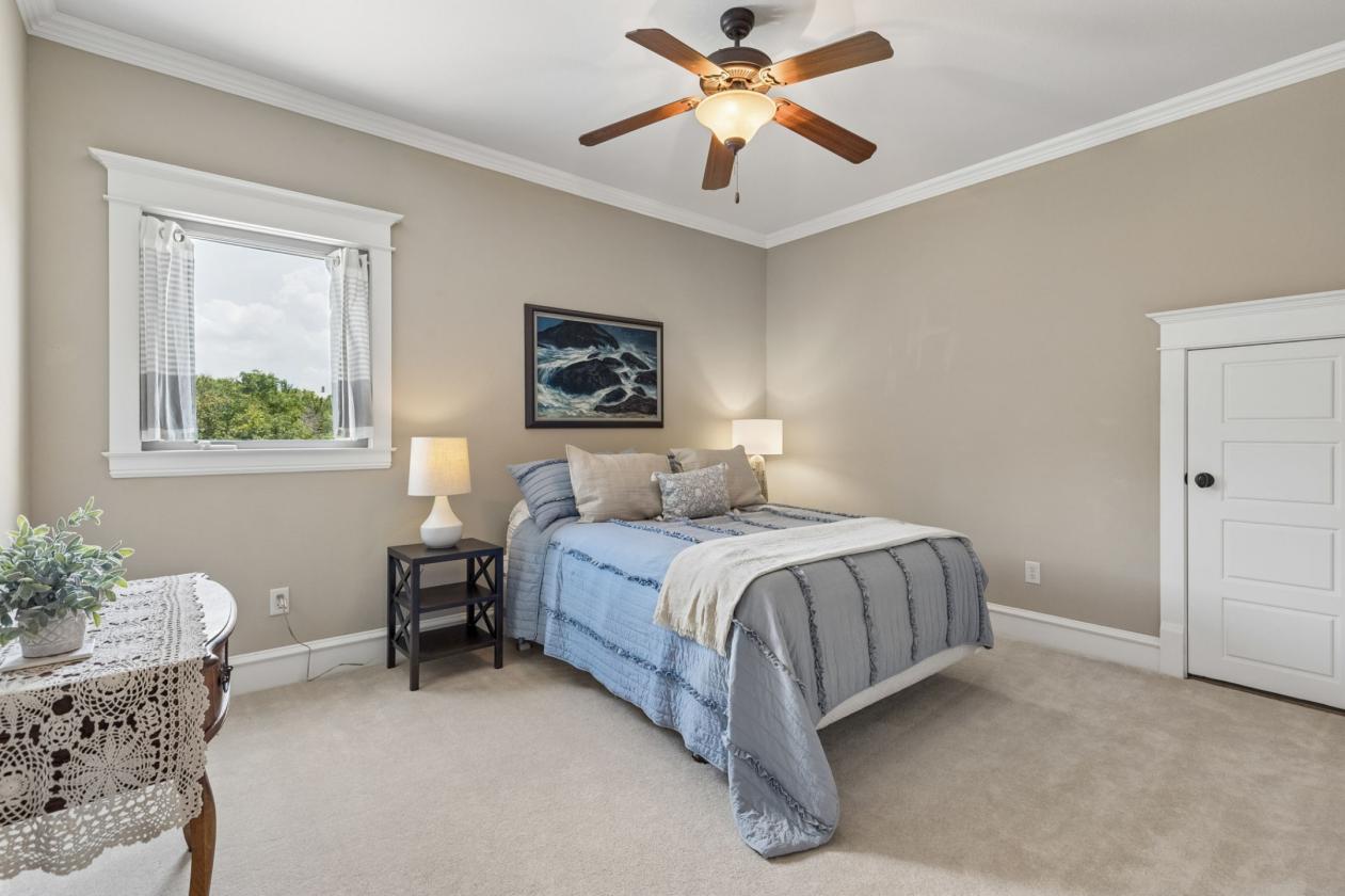 Hill Country Farmhouse Equestrian Estate 6.5 acres - photo 24