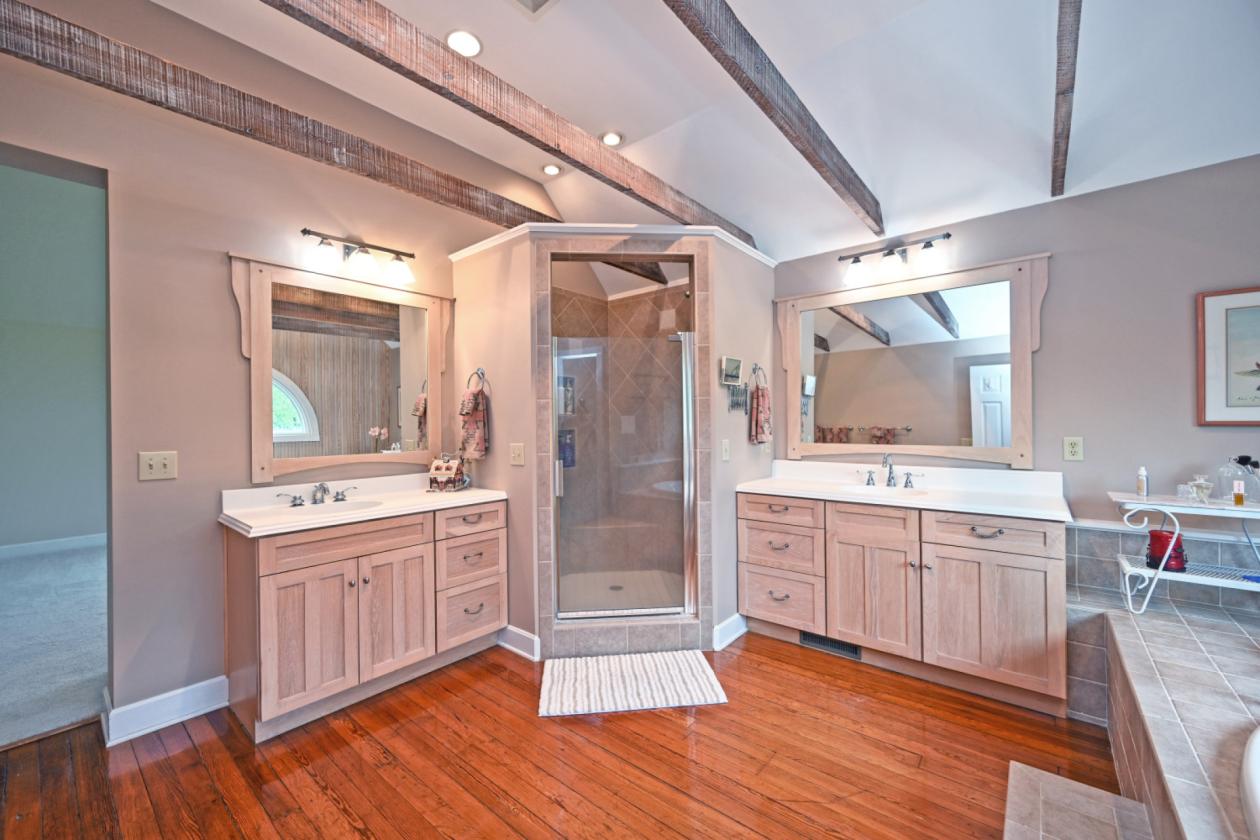 Luxury Equestrian Horse Ranch w/ 6-stall barn! - photo 30