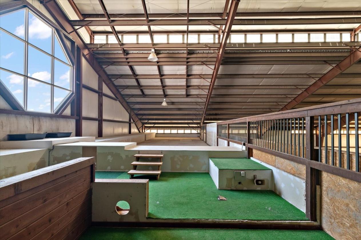 Pueblo ranch with 27,125 sq ft building - photo 21