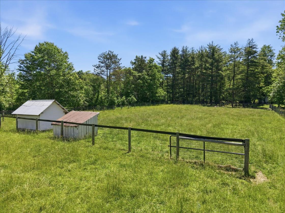 Equestrian estate w/ luxury barn & carriage house - photo 27