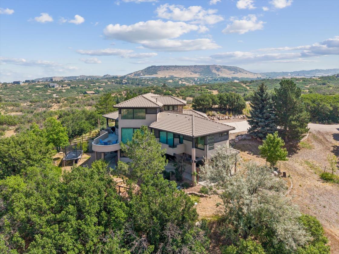 Private oasis on 15 acres 10 minutes from town - photo 1