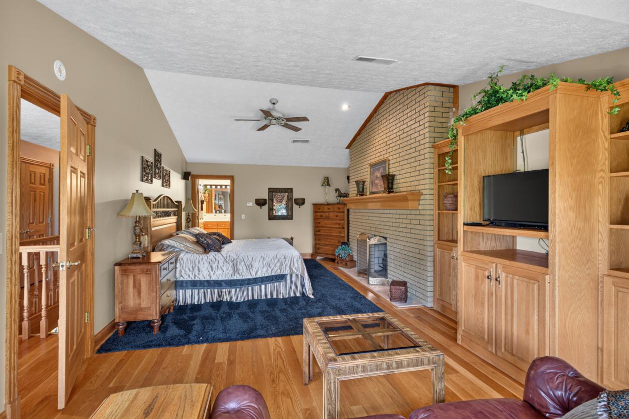 Luxury Estate with 48 acres - photo 24