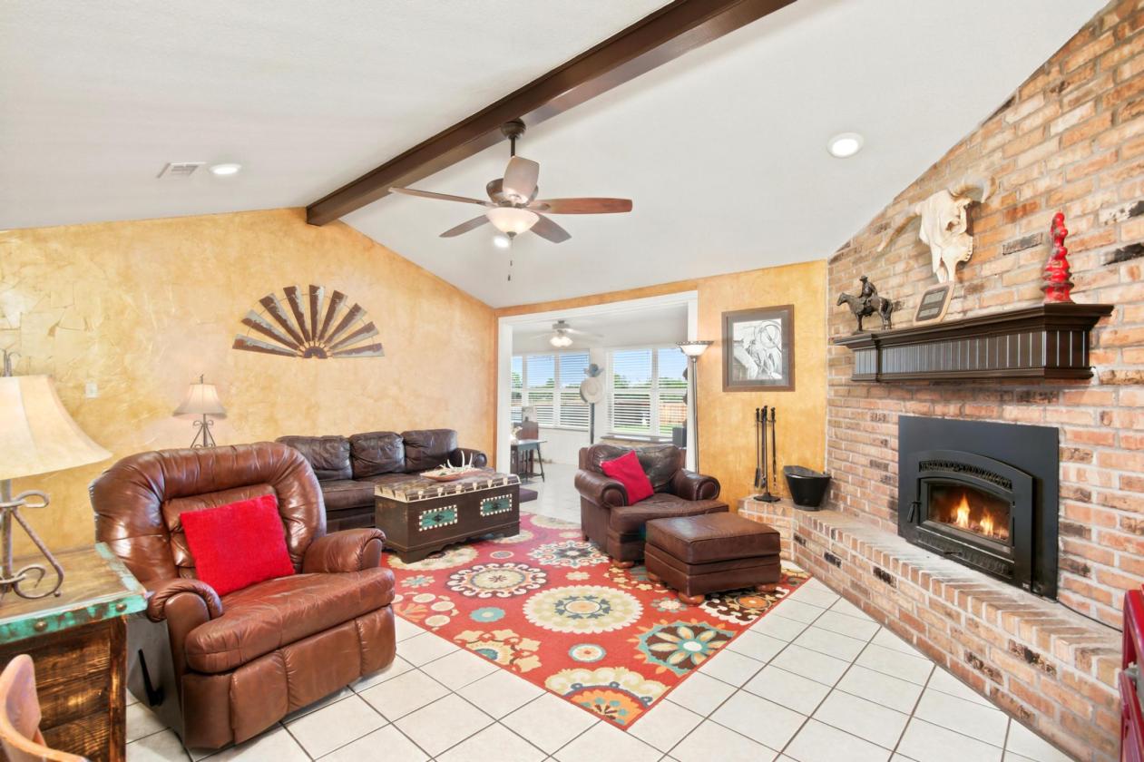 West Texas paradise with pool, barn & arena! - photo 12