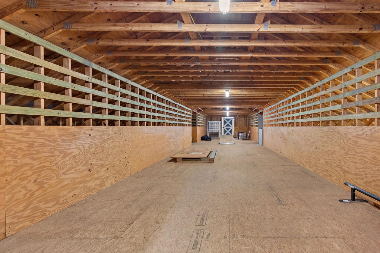 Zoelyon | Equestrian Estate with 5 Stall Barn - photo 6