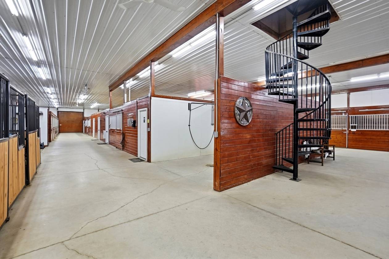 Professional Equestrian Facility on 17 acres - photo 10