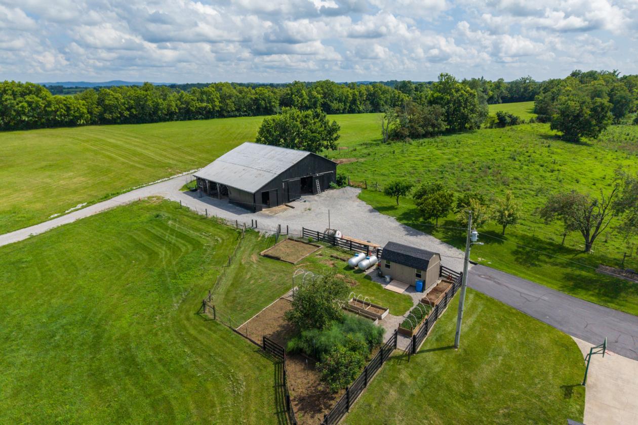Private Estate Home w/Pool, Barn & Geothermal - photo 3