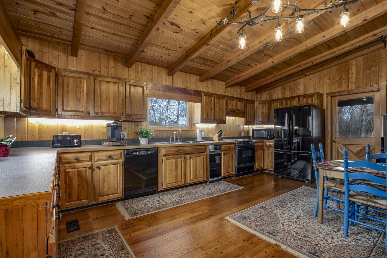 Beautiful log home on 33.95 acres - photo 13
