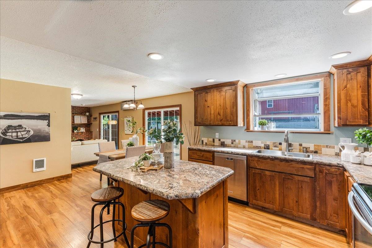 Gorgeous (dividable) 10 acre property with arena! - photo 2