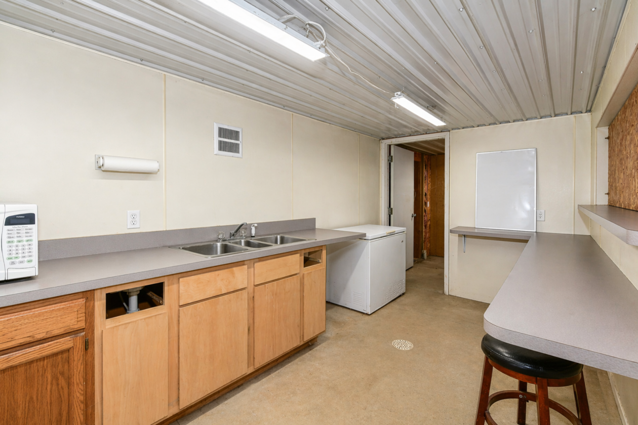 26 -Ac Horse Facility - Apartment, Lounge, etc - photo 12