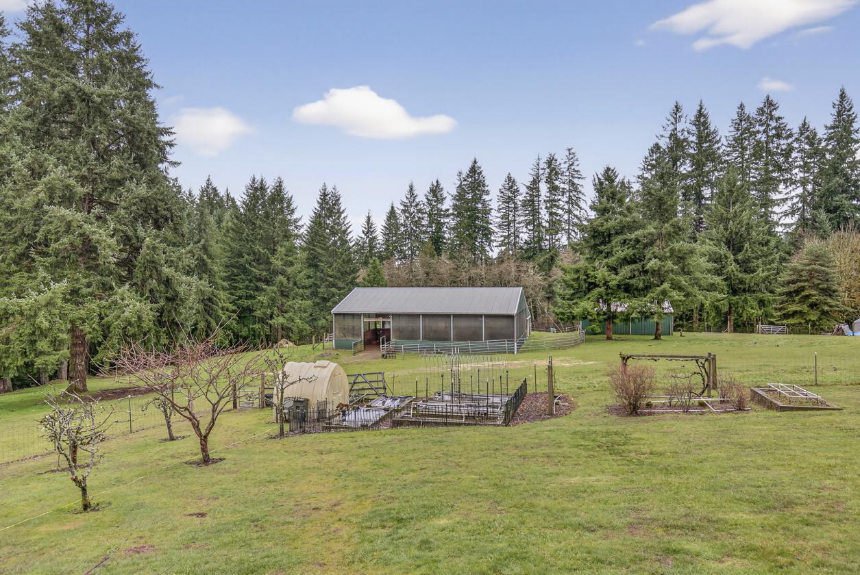 2 Barns with Lighted Arena & 3 Oversized Stalls - photo 6