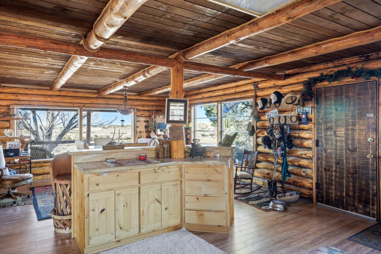 Gorgeous Home,Huge Shop, Perfect Horse Property - photo 4