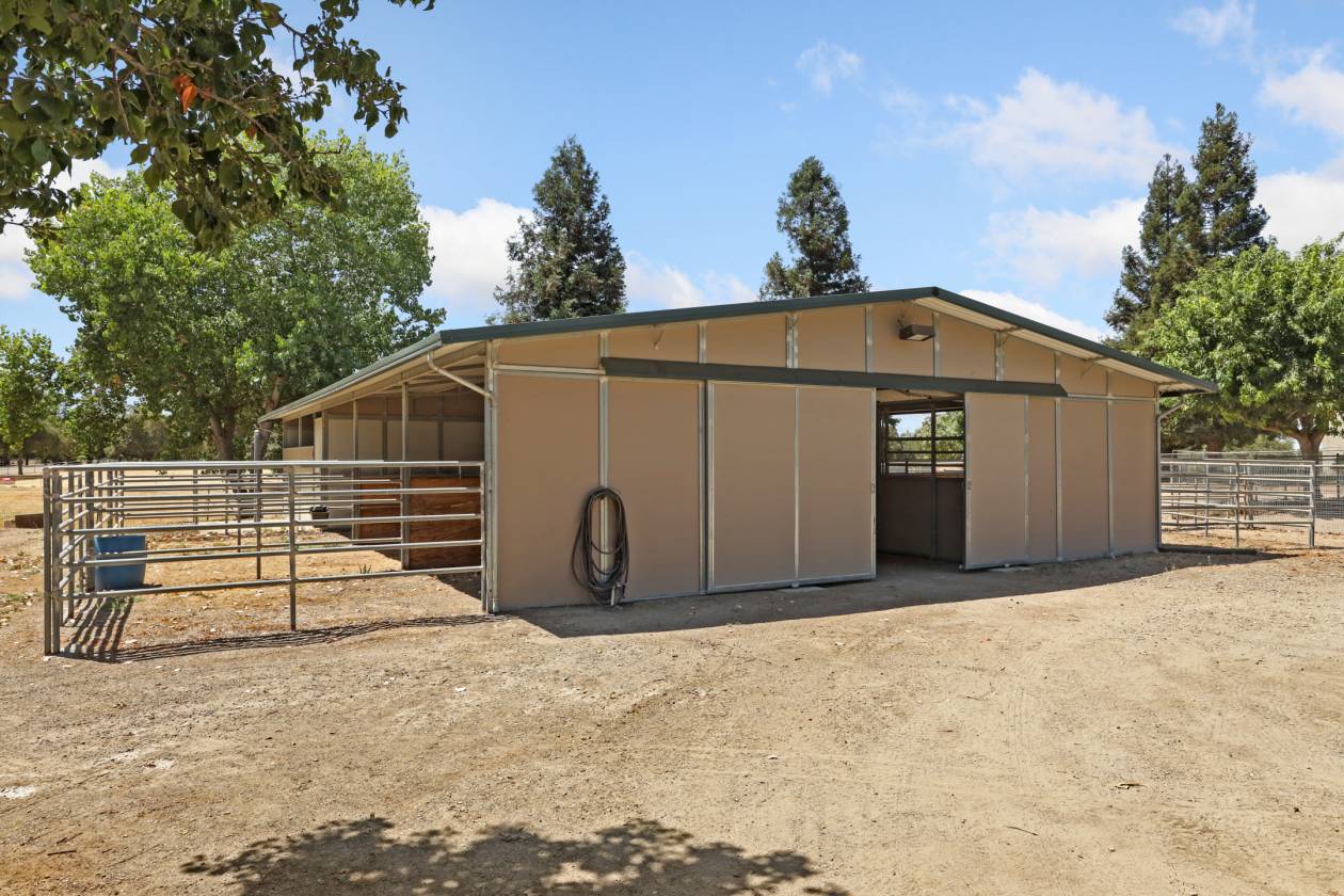 Estate with 7 pastures, 2 homes, lake, Vineyard - photo 2
