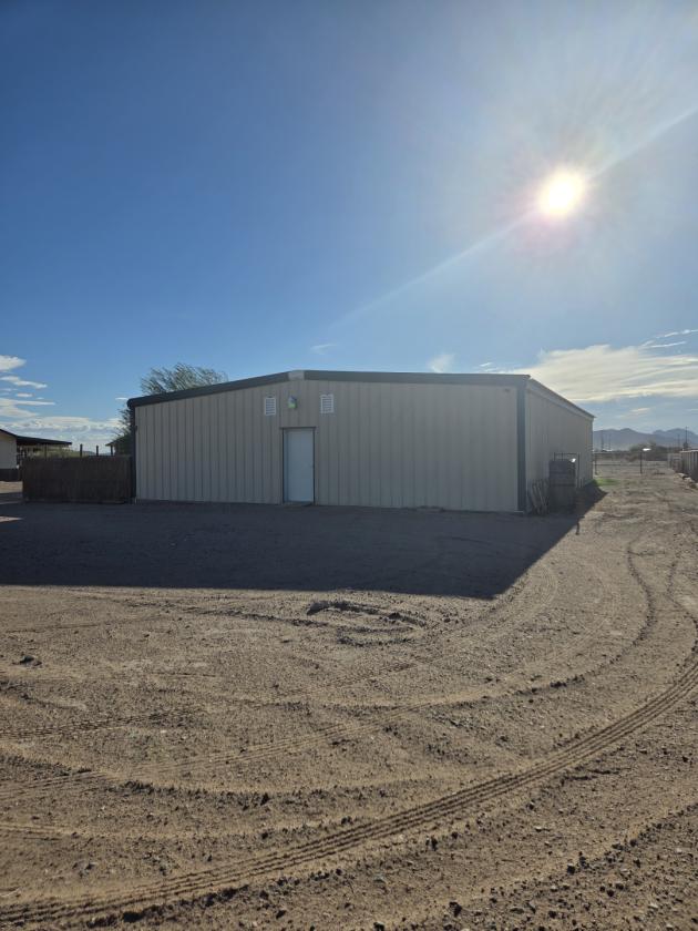 2.2 Ac Horse Prop with Shop & 6 covered stalls - photo 5