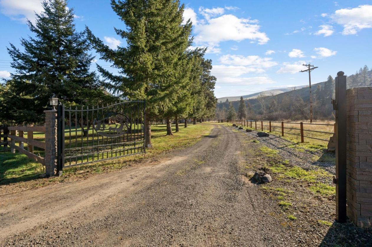 Horse property w/beautiful Log home - photo 4