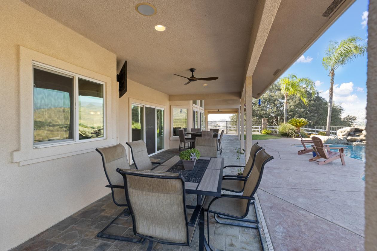 Horse property with gorgeous views! - photo 3